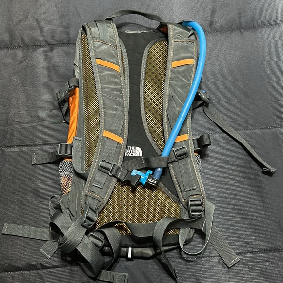 North face Hammerhead 100ml day pack. Like new. - Picture 3 of 3
